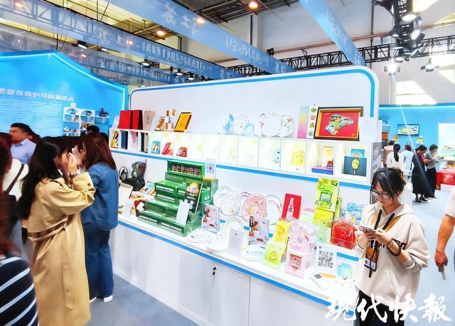 ！淮安好物凭“版权”闯世界瓦力娱乐棋牌冰箱贴亮晶瓷