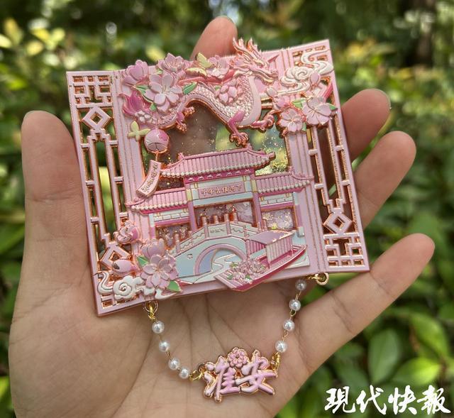 ！淮安好物凭“版权”闯世界瓦力娱乐棋牌冰箱贴亮晶瓷(图2)