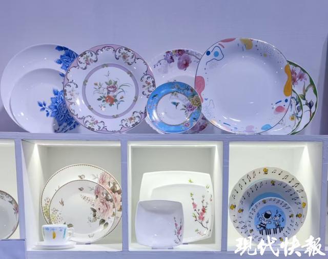 ！淮安好物凭“版权”闯世界瓦力娱乐棋牌冰箱贴亮晶瓷(图3)