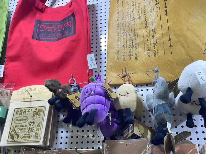 不少人背上了“思想包袱”“文学包袱”瓦利棋牌鲁迅、海子……逛天府书展的(图2) 不少人背上了“思想包袱”“文学包袱”瓦利棋牌鲁迅、海子……逛天府书展的(图2)