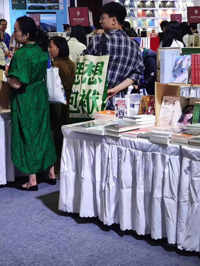 不少人背上了“思想包袱”“文学包袱”瓦利棋牌鲁迅、海子……逛天府书展的(图9) 不少人背上了“思想包袱”“文学包袱”瓦利棋牌鲁迅、海子……逛天府书展的(图9)