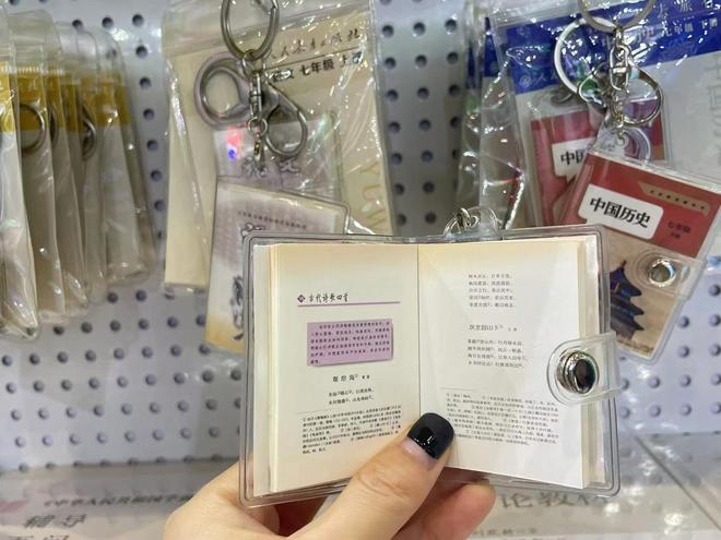 不少人背上了“思想包袱”“文学包袱”瓦利棋牌鲁迅、海子……逛天府书展的(图8)