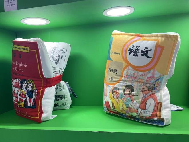 不少人背上了“思想包袱”“文学包袱”瓦利棋牌鲁迅、海子……逛天府书展的(图10) 不少人背上了“思想包袱”“文学包袱”瓦利棋牌鲁迅、海子……逛天府书展的(图10)